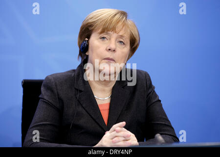 Berlin, Allemagne. Hermann04th, 2014. La chancelière allemande Angela Merkel se félicite le Premier ministre turc Recep Tayyip Erdogan pour un échange de vues à la Chancellerie fédérale. L'objectif de la conversation commune est les relations bilatérales et les questions d'actualité internationale, comme la Syrie. Après la réunion, ils donnent une conférence de presse conjointe à la chancellerie à Berlin. / Photo : Angela Merkel (CDU), Chancelier allemand. Credit : Reynaldo Chaib Paganelli/Alamy Live News Banque D'Images