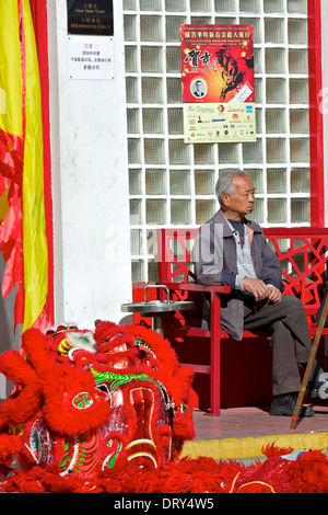 Vieux chinois se trouve à l'extérieur de l'Hop Sing Tong dans Chinatown, Los Angeles. Banque D'Images