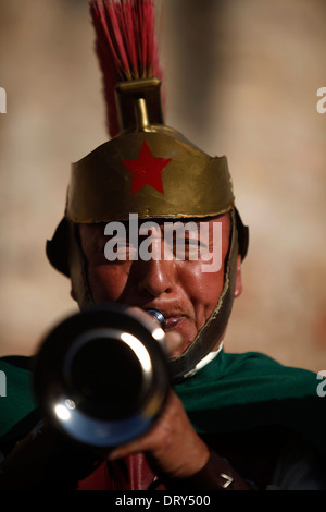 Un homme habillé comme un légionnaire romain joue un bugle trompette durant la Semaine Sainte à La Antigua Guatemala, le 29 mars 2013. Banque D'Images