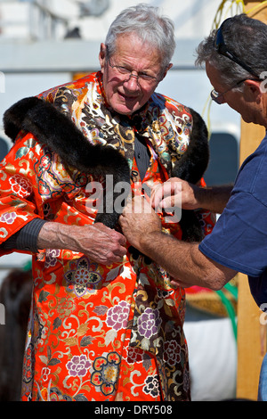 L'homme obtient de l'aide à boutonner son costume chinois pour le Chinatown de Los Angeles, New Years Day Parade. 2014. Banque D'Images