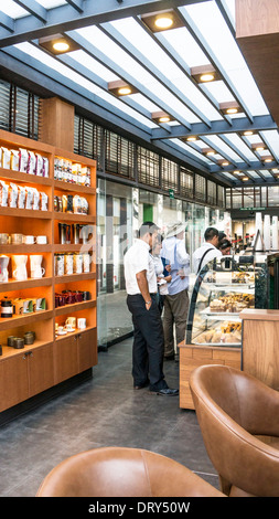 Couple dans la file pour vérifier la sélection de pâtisserie pour les constructions neuves de Starbucks Plaza del Parque mini mall Colonia Reforma Oaxaca Banque D'Images