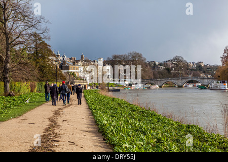 Les gens qui marchent le long du chemin de halage près de la Tamise vers pont de Richmond - Richmond upon Thames, Surrey, UK Banque D'Images