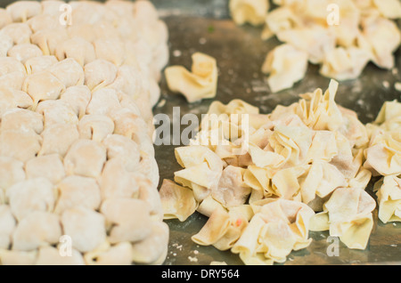 Fabrication d'une insouciance déréglée ou wantan, un chinois quenelles. Banque D'Images