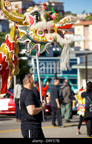 Les spectacles de danse du dragon dans le quartier chinois de Los Angeles, le jour de l'An chinois, 2014 Parade. Banque D'Images