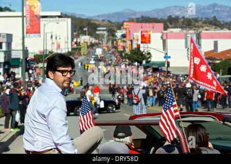 Le sénateur de l'état Kevin De Leon attend d'apparaître dans le Chinatown de Los Angeles, New Years Day Parade. Banque D'Images