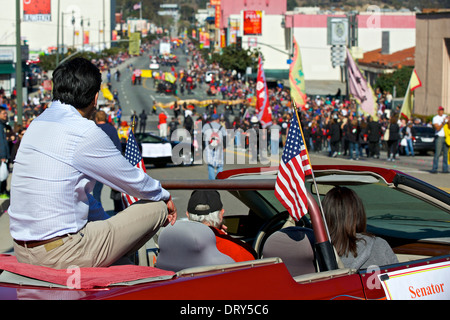 Le sénateur de l'état Kevin De Leon attend d'apparaître dans le Chinatown de Los Angeles, New Years Day Parade. Banque D'Images