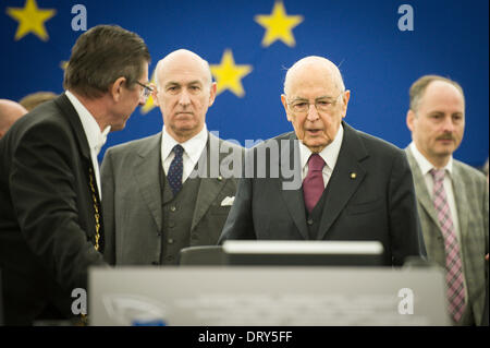 Strasbourg, France. 4 février 2014. Giorgio Napolitano, Président de la République italienne arrive avant l'aaddress à la Chambre siège du Parlement européen à Strasbourg, en France, le Crédit photo : dpa 04.02.2014 alliance/Alamy Live News Banque D'Images