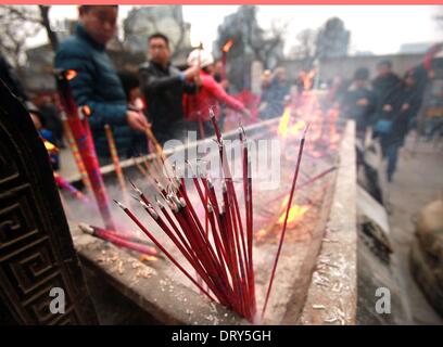 Beijing, Chine, Chine. Jan 31, 2014. Lumière chinois d'encens et prier à la Dongyue temple Taoïste le premier jour de la nouvelle année lunaire de la Chine à Beijing le 31 janvier 2014. Selon le calendrier lunaire chinois, la Chine se félicite de l'année du cheval le 31 janvier. Le cheval, classé septième parmi les 12 animaux sur le zodiaque chinois, est l'un des signes les plus aimés comme il est largement considéré comme un symbole de la force et de la vitesse. © Stephen Shaver/ZUMAPRESS.com/Alamy Live News Banque D'Images