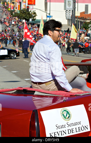 Le sénateur de l'état Kevin De Leon attend d'apparaître dans le Chinatown de Los Angeles, New Years Day Parade. Banque D'Images