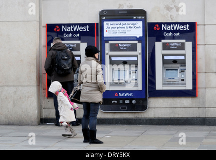 Londres, Angleterre, Royaume-Uni. Les distributeurs de l'Ouest Nat Banque D'Images