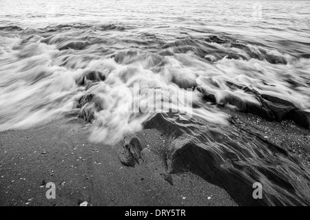 Vagues se briser sur les rochers du littoral de Maenporth, Cornwall, Royaume-Uni. Banque D'Images