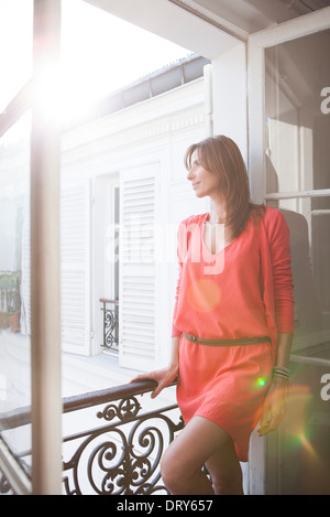 Femme sur balcon à la vue à Banque D'Images