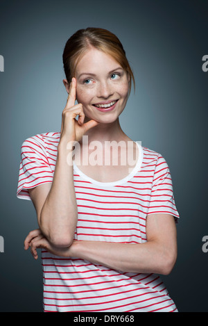 Young woman daydreaming Banque D'Images