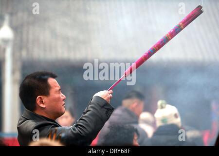 Beijing, Chine, Chine. Jan 31, 2014. Lumière chinois d'encens et prier à la Dongyue temple Taoïste le premier jour de la nouvelle année lunaire de la Chine à Beijing le 31 janvier 2014. Selon le calendrier lunaire chinois, la Chine se félicite de l'année du cheval le 31 janvier. Le cheval, classé septième parmi les 12 animaux sur le zodiaque chinois, est l'un des signes les plus aimés comme il est largement considéré comme un symbole de la force et de la vitesse. © Stephen Shaver/ZUMAPRESS.com/Alamy Live News Banque D'Images
