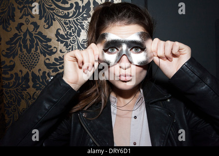 Woman wearing party mask, portrait Banque D'Images
