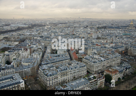 Au nord-est de l'oiseau de la Tour Eiffel, avec des immeubles parisiens à l'avant. Paris, France. Banque D'Images