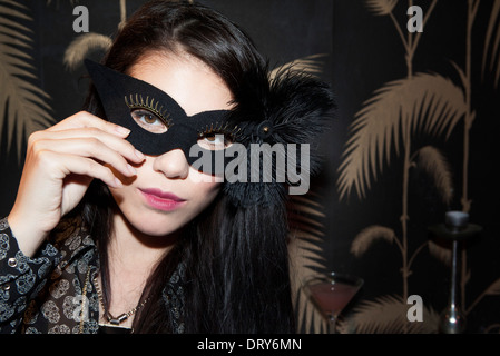 Woman wearing party mask, portrait Banque D'Images