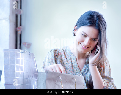 Young woman using cell phone pour appel Banque D'Images