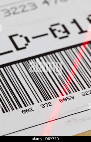 Code-barres sur l'étiquette d'expédition sur fort numérisés par scanner laser automatique Banque D'Images
