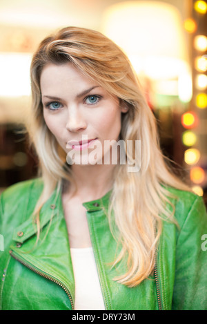 Veste en cuir vert woman, portrait Banque D'Images