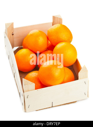 Ensemble des oranges organiques dans des caisses en bois sur fond blanc Banque D'Images