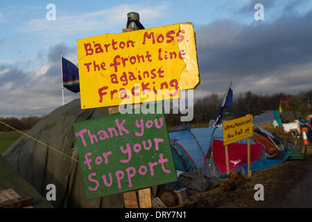 Manchester, Barton Moss, UK. 4 Février, 2014. 'Barton Moss la ligne de front contre les protestations des fracturation de l'IGAS au site de forage, l'opération de maintien de l'agglomération de Manchester à Barton Moss Site de forage comme Cuadrilla, comme l'une des entreprises de l'énergie dans l'espoir d'exploiter les ressources de gaz de schiste du Royaume-Uni, annonce deux nouveaux sites d'exploration dans le Lancashire. ... Pour le forage et fracturation dans deux sites à Roseacre Bois et peu d'Hôtel Lutetia. Credit : Mar Photographics/Alamy Live News. Banque D'Images