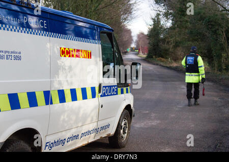 Manchester, Barton Moss, UK. 4 Février, 2014. ' La lutte contre la criminalité de la police ' protestations sur site de forage de l'IGAS, opération de maintien de l'agglomération de Manchester à Barton Moss Site de forage comme Cuadrilla, comme l'une des entreprises de l'énergie dans l'espoir d'exploiter les ressources de gaz de schiste du Royaume-Uni, annonce deux nouveaux sites d'exploration dans le Lancashire. ... Pour le forage et fracturation dans deux sites à Roseacre Bois et peu d'Hôtel Lutetia. Credit : Mar Photographics/Alamy Live News. Banque D'Images