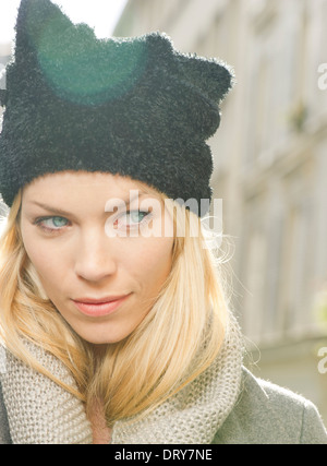 Woman wearing Knit hat and scarf, portrait Banque D'Images