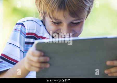 Boy using digital tablet Banque D'Images