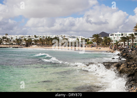 Vue le long du littoral rocheux de Playa de las Cucharas à Costa Teguise, Lanzarote, îles Canaries, Espagne Banque D'Images