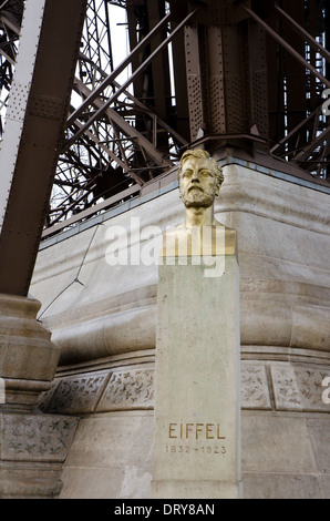 Gustave Eiffel statue en face de la Tour Eiffel à Paris, France. Banque D'Images