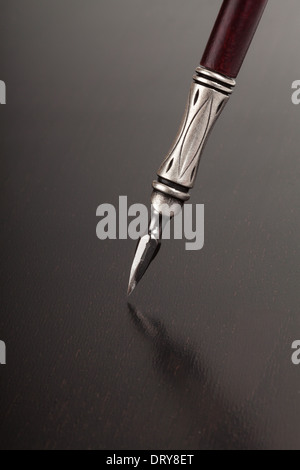 Stylo encre rétro de luxe sur table en bois noir Banque D'Images