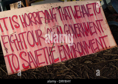 Manchester, Barton Moss, UK. 4 Février, 2014. "Il est terrifiant que nous devons lutter contre notre propre gouvernement pour sauver l'environnement" au site de forage de l'IGAS, opération de maintien de l'agglomération de Manchester à Barton Moss Site de forage comme Cuadrilla, comme l'une des entreprises de l'énergie dans l'espoir d'exploiter les ressources de gaz de schiste du Royaume-Uni, annonce deux nouveaux sites d'exploration dans le Lancashire. ... Pour le forage et fracturation dans deux sites à Roseacre Bois et peu d'Hôtel Lutetia. Credit : Mar Photographics/Alamy Live News. Banque D'Images