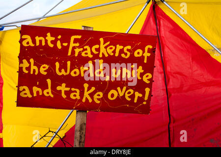 Manchester, Barton Moss, UK. 4 Février, 2014. "Anti-frackers du monde, unir et de prendre plus de protestations sur des sites de forage de l'IGAS, opération de maintien de l'agglomération de Manchester à Barton Moss Site de forage comme Cuadrilla, comme l'une des entreprises de l'énergie dans l'espoir d'exploiter les ressources de gaz de schiste du Royaume-Uni, annonce deux nouveaux sites d'exploration dans le Lancashire. ... Pour le forage et fracturation dans deux sites à Roseacre Bois et peu d'Hôtel Lutetia. Credit : Mar Photographics/Alamy Live News. Banque D'Images