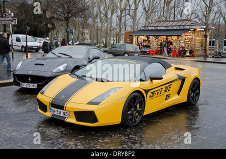 Lamborghini Gallardo et une Ferrari California à louer à une entreprise de location de voiture de luxe à Paris, France. Banque D'Images