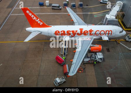 Un avion Easy Jet à la porte, North Terminal, Gatwick Airport, Grande-Bretagne Banque D'Images