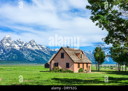 Ancienne ferme sur les lieux historiques de Mormon Row, Grand Teton National Park, la vallée de Jackson Hole, Wyoming, USA Banque D'Images