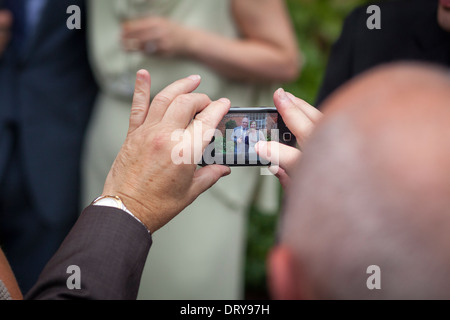 Man taking photo de couple sur mobile téléphone appareil photo Banque D'Images