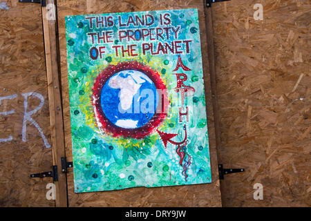 Manchester, Barton Moss, UK. 4 Février, 2014. "Cette terre est la propriété de la planète" au site de forage de l'IGAS, opération de maintien de l'agglomération de Manchester à Barton Moss Site de forage comme Cuadrilla, comme l'une des entreprises de l'énergie dans l'espoir d'exploiter les ressources de gaz de schiste du Royaume-Uni, annonce deux nouveaux sites d'exploration dans le Lancashire. ... Pour le forage et fracturation dans deux sites à Roseacre Bois et peu d'Hôtel Lutetia. Credit : Mar Photographics/Alamy Live News. Banque D'Images