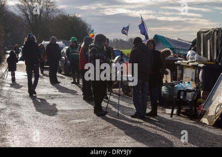 Manchester, Barton Moss, UK. 4 Février, 2014. Protestations sur le site de forage de l'IGAS, opération de maintien de l'agglomération de Manchester à Barton Moss Site de forage comme Cuadrilla, comme l'une des entreprises de l'énergie dans l'espoir d'exploiter les ressources de gaz de schiste du Royaume-Uni, annonce deux nouveaux sites d'exploration dans le Lancashire. ... Pour le forage et fracturation dans deux sites à Roseacre Bois et peu d'Hôtel Lutetia. Banque D'Images