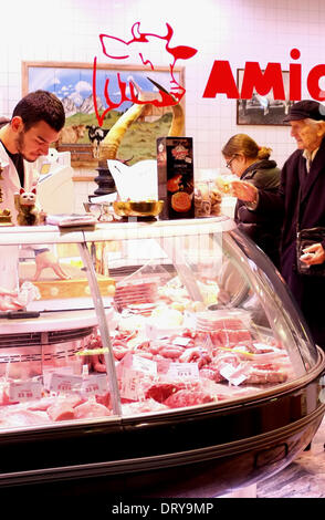 Rome, Italie. 4e Mar, 2014. Les consommateurs achètent des aliments cuits dans une épicerie fine à Rome, Italie, le 4 février 2014. L'Italie, le taux d'inflation était à 0,7  % en janvier, le même qu'en décembre dernier, également le plus bas niveau depuis novembre 2009, l'Agence de la statistique nationale italienne a déclaré mardi. © Xu Nizhi/Xinhua/Alamy Live News Banque D'Images