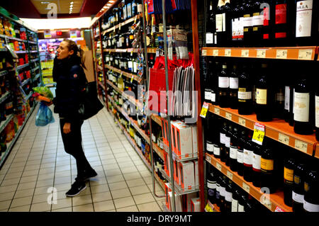 Rome, Italie. 4e Mar, 2014. Boutiques d'un consommateur dans un supermarché à Rome, Italie, le 4 février 2014. L'Italie, le taux d'inflation était à 0,7  % en janvier, le même qu'en décembre dernier, également le plus bas niveau depuis novembre 2009, l'Agence de la statistique nationale italienne a déclaré mardi. © Xu Nizhi/Xinhua/Alamy Live News Banque D'Images