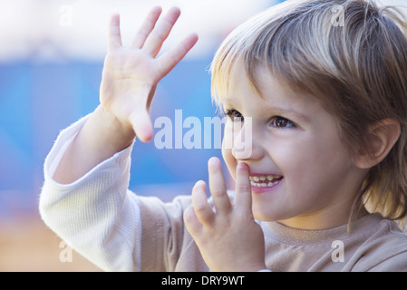 Enfant tenant à cinq doigts Banque D'Images