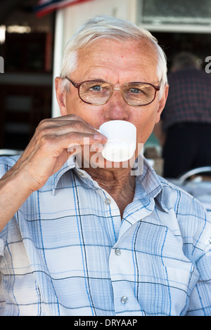 Close up of senior man enjoying tasse de café. Banque D'Images