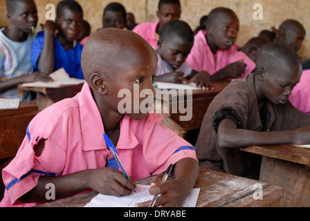 Karamoja en Ouganda de Kotido, enfants Karimojongs rose avec l'uniforme scolaire à l'école primaire, les Karimojong est une tribu pastorale nilotique Banque D'Images