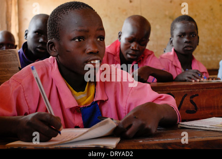 Karamoja en Ouganda de Kotido, enfants Karimojongs rose avec l'uniforme scolaire à l'école primaire, les Karimojong est une tribu pastorale nilotique Banque D'Images