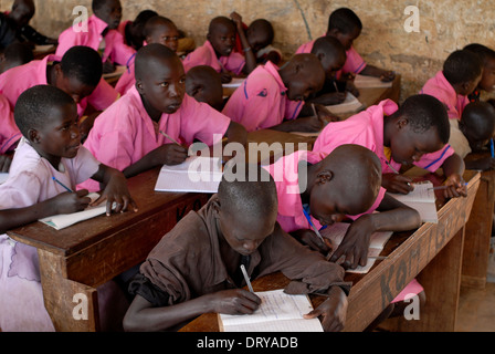 Karamoja en Ouganda de Kotido, enfants Karimojongs rose avec l'uniforme scolaire à l'école primaire, les Karimojong est une tribu pastorale nilotique Banque D'Images