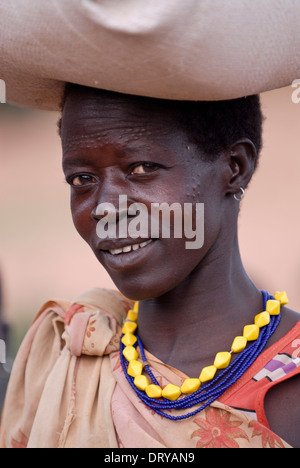 Karamoja en Ouganda de Kotido, peuple Karimojong, tribu pastorale, la femme à la scarification face Banque D'Images