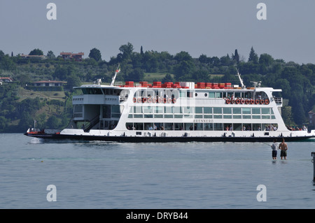 Le car-ferry Brennero, l'un des plus grands ferries dans la flotte, approches Gardone Riviera, sur le lac de Garde. Banque D'Images