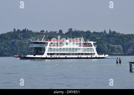 Le car-ferry Brennero, l'un des plus grands ferries dans la flotte, approches Gardone Riviera, sur le lac de Garde. Banque D'Images